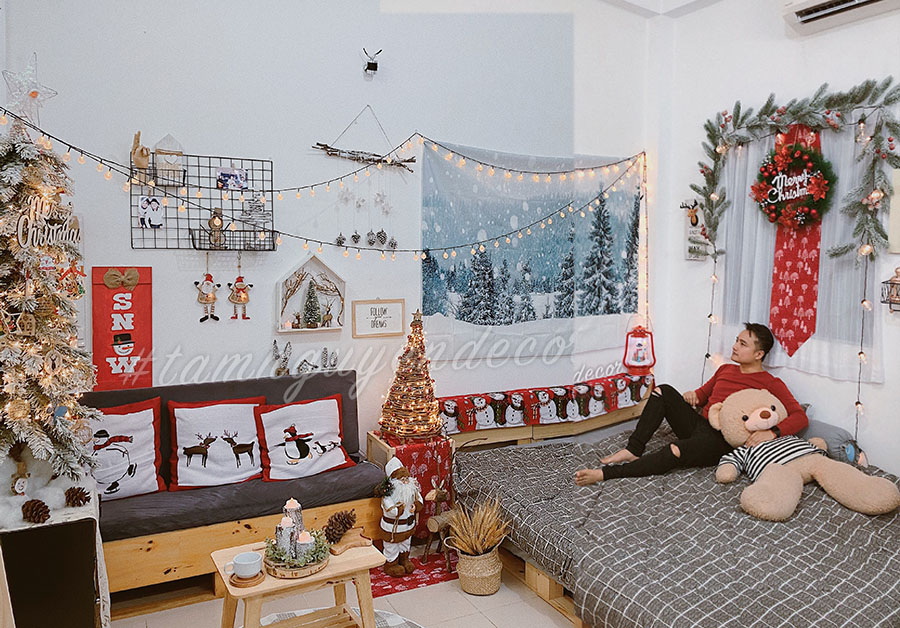 Mùa Giáng sinh đang đến gần, hãy mang không khí lễ hội đến với căn phòng nhỏ bé của mình. Trang trí phòng trọ Giáng sinh với những món đồ trang trí và hình ảnh thật đẹp mắt, bạn có thể tạo ra một không gian sống ý nghĩa và ấn tượng để chào đón mùa lễ hội.
