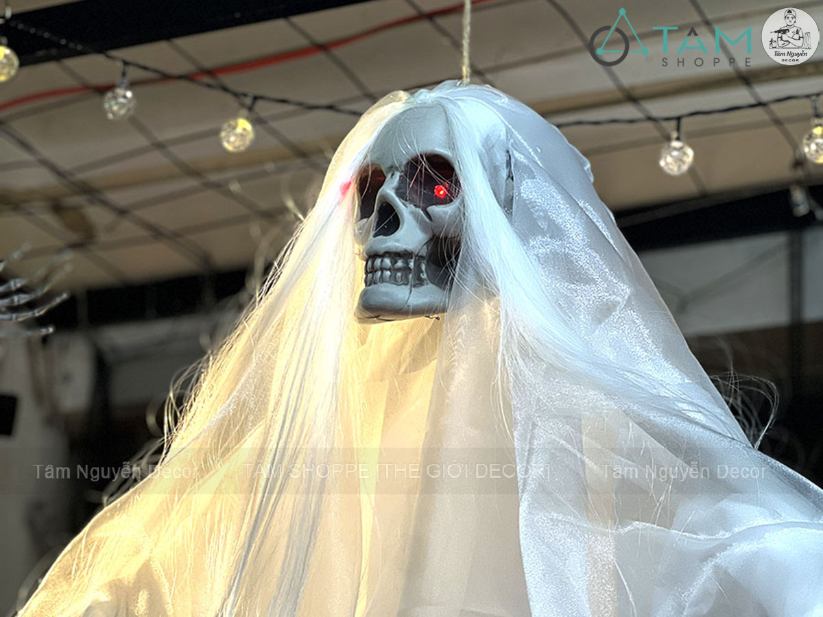 👻 MA NỮ TÓC TRẮNG TREO HALLOWEEN 2M – MẮT LED ĐỎ CẢM ỨNG ÂM THANH KINH DỊ