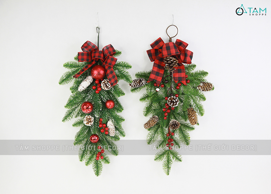 Cành thông treo Noel lá PE nơ đỏ caro D60cm CTHTR-X-01