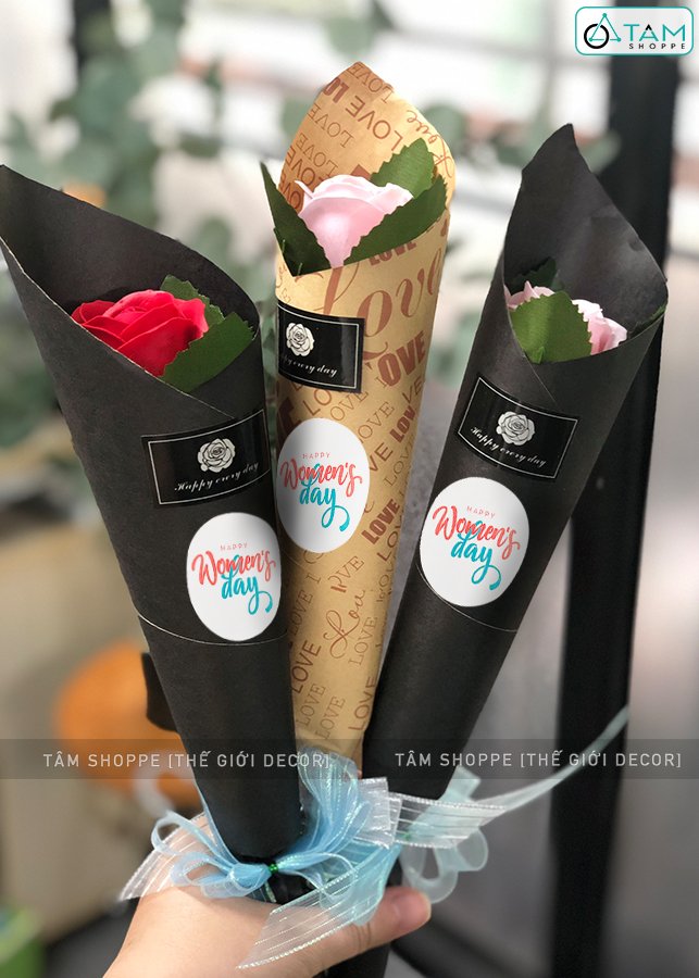 Bó 1 bông hồng sáp có chữ Happy women's day hàng đẹp